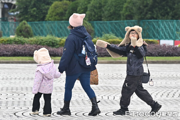 ▲▼羽絨衣,遊客,旅遊,圍巾,圍脖,毛帽,口罩,低溫,寒流,冬天,濕冷,輻射冷卻,乾冷,保暖,禦寒,冬衣,冬季,東北季風,大陸冷氣團,氣象,降溫,天氣配圖。（圖／記者李毓康攝）