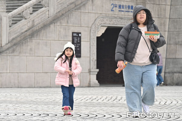 ▲▼羽絨衣,遊客,旅遊,圍巾,圍脖,毛帽,口罩,低溫,寒流,冬天,濕冷,輻射冷卻,乾冷,保暖,禦寒,冬衣,冬季,東北季風,大陸冷氣團,氣象,降溫,天氣配圖。（圖／記者李毓康攝）