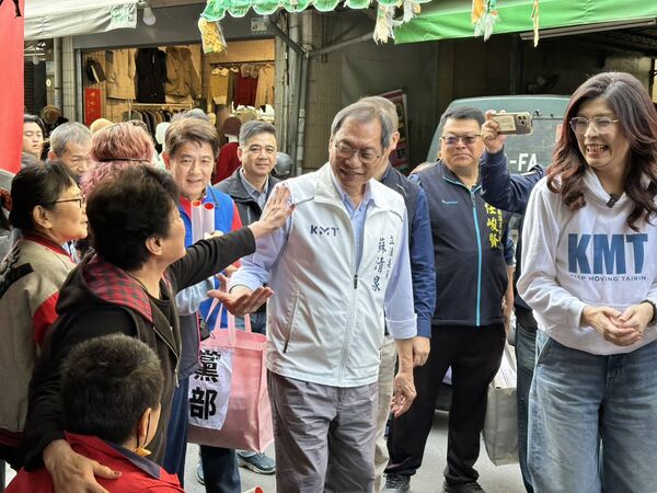 ▲國民黨主席鄭麗文8日南下屏東，陪同蘇清泉向民眾拜早年。（圖／蘇清泉服務團隊提供）