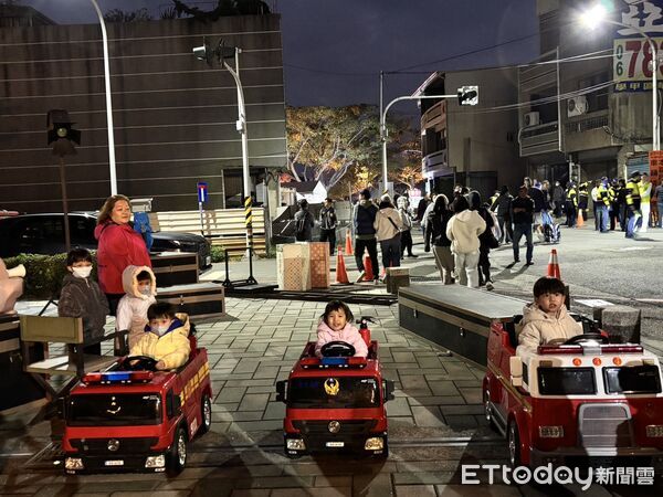 ▲南消一大結合月津港燈節夜間人潮辦理防火防災宣導，吸引親子踴躍參與。（記者林東良翻攝，下同）