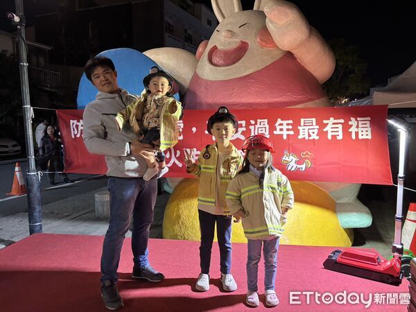 ▲南消一大結合月津港燈節夜間人潮辦理防火防災宣導，吸引親子踴躍參與。（記者林東良翻攝，下同）