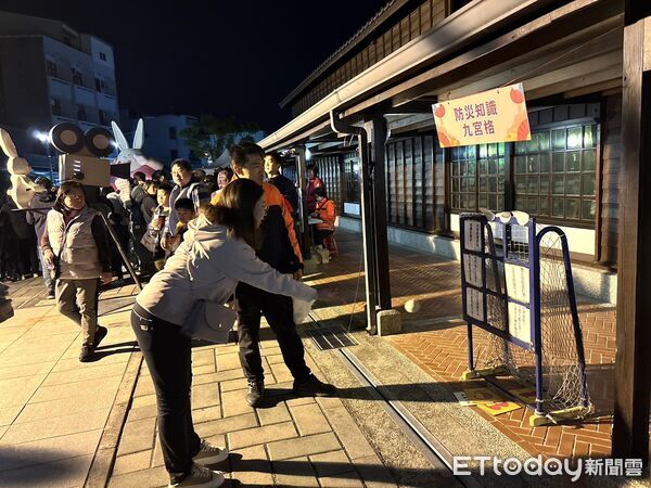 ▲南消一大結合月津港燈節夜間人潮辦理防火防災宣導，吸引親子踴躍參與。（記者林東良翻攝，下同）