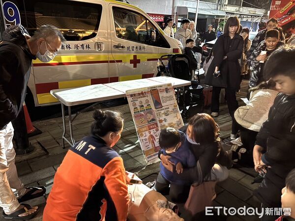 ▲南消一大結合月津港燈節夜間人潮辦理防火防災宣導，吸引親子踴躍參與。（記者林東良翻攝，下同）