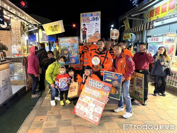 ▲南消一大結合月津港燈節夜間人潮辦理防火防災宣導，吸引親子踴躍參與。（記者林東良翻攝，下同）