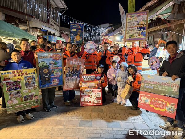 ▲南消一大結合月津港燈節夜間人潮辦理防火防災宣導，吸引親子踴躍參與。（記者林東良翻攝，下同）