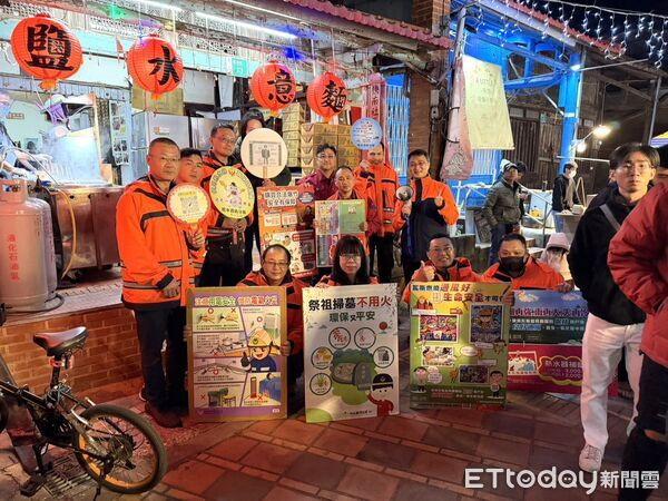 ▲南消一大結合月津港燈節夜間人潮辦理防火防災宣導，吸引親子踴躍參與。（記者林東良翻攝，下同）