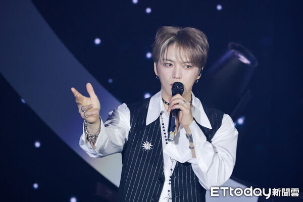 ▲金在中下台與粉絲互動超寵粉。（圖／記者周宸亘攝）