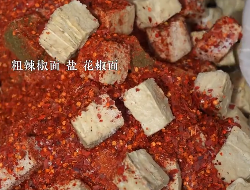 ▲▼拌入調味料後靜置。（圖／翻攝自微博）