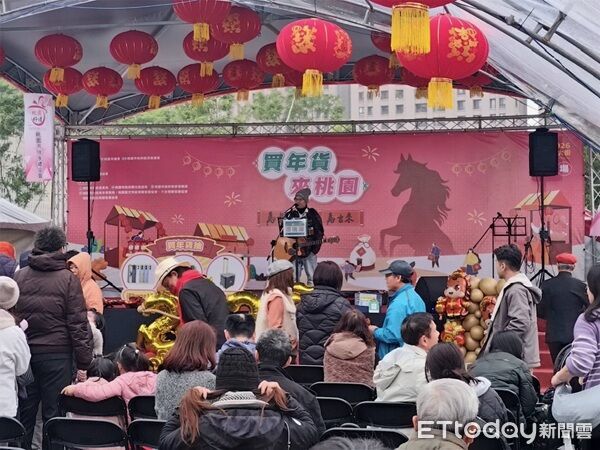 ▲2026桃園市年貨大街在藝文特區熱鬧展開。（圖／桃園警分局提供）