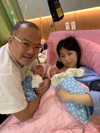 ▲▼明金成逝世4年&hellip;遺孀獨扛家計吐心聲發文惹淚。（圖／翻攝自Facebook／明金成導演+明太太的家）