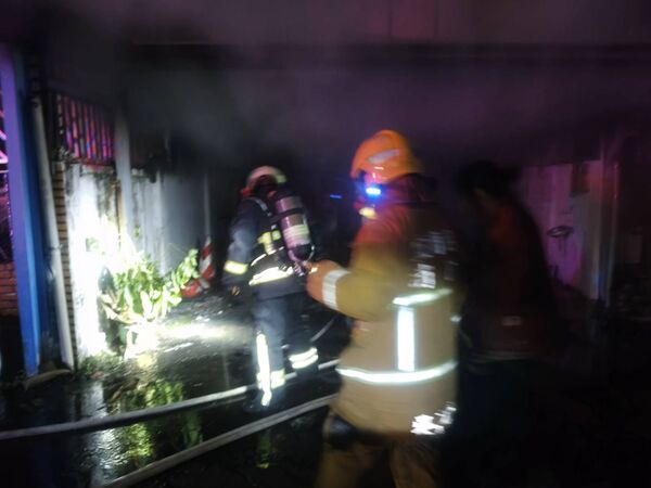 ▲▼宜蘭市延平路一民宅今（8）日晚間失火，2男OHCA送醫搶救。（圖／宜蘭消防局提供，下同）