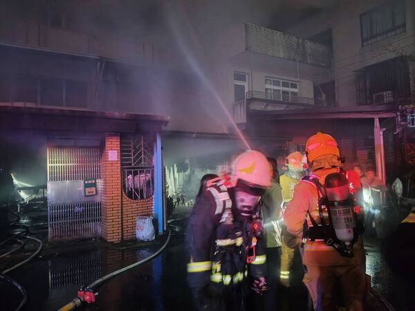 ▲▼宜蘭市延平路一民宅今（8）日晚間失火，2男OHCA送醫搶救。（圖／宜蘭消防局提供，下同）