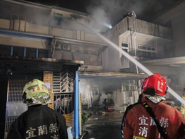▲▼宜蘭市延平路一民宅今（8）日晚間失火，2男OHCA送醫搶救。（圖／宜蘭消防局提供，下同）
