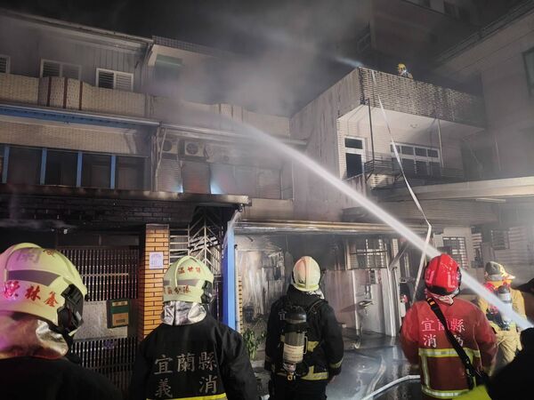 ▲▼宜蘭市延平路一民宅今（8）日晚間失火，2男OHCA送醫搶救。（圖／宜蘭消防局提供，下同）