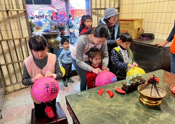 ▲桃園大樹林福德宮「親子彩繪祈福燈籠迎新春」