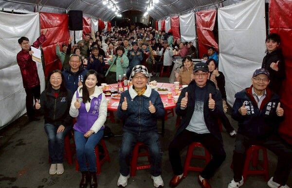 ▲桃園憲光二村用一桌團圓飯，替春節按下開始鍵