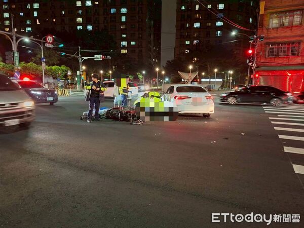 ▲▼▲▼新莊轎車機車碰撞　男騎士頭部重創「無呼吸心跳」。（圖／記者陳以昇翻攝）