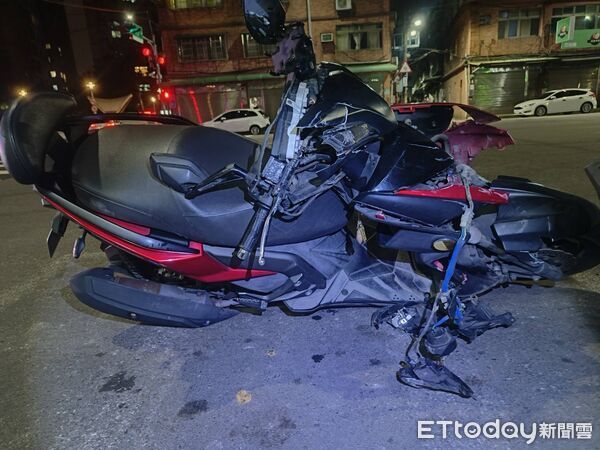 ▲▼▲▼新莊轎車機車碰撞　男騎士頭部重創「無呼吸心跳」。（圖／記者陳以昇翻攝）