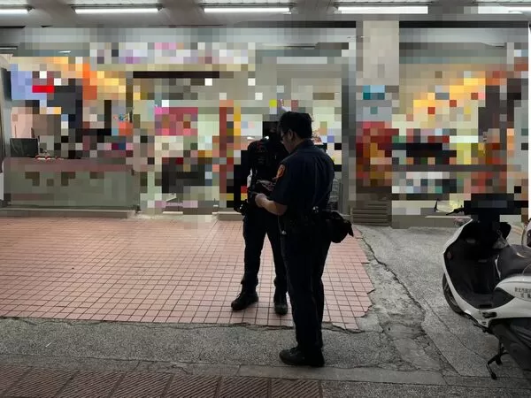 ▲五股深夜驚傳搶案，男子持刀搶走2萬元現金後徒步逃逸。（圖／記者陳以昇翻攝）