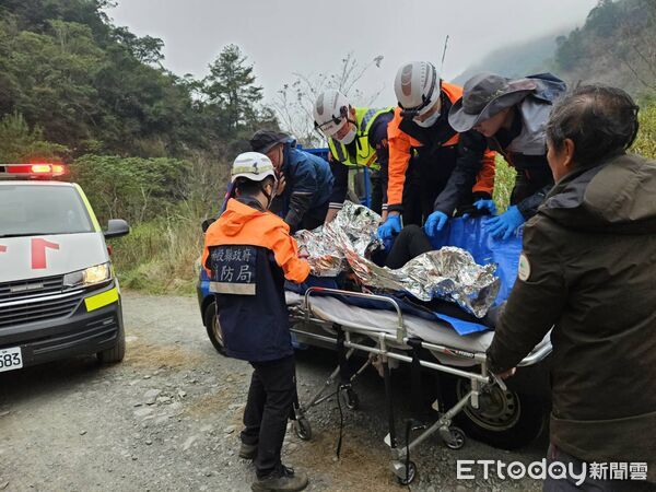 ▲▼遊客擅闖北港溪峽谷遭落石擊中頭部 送醫救治。（圖／記者高堂堯翻攝）