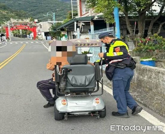 ▲嘉派出所暖警推車送返家。（圖／記者楊晨東翻攝）