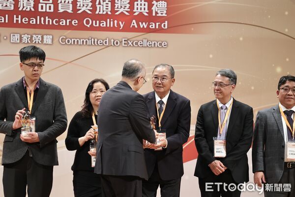 ▲▼花蓮慈濟醫院在「第二十六屆國家醫療品質獎」獲得國家醫療品質獎的「金獎」及「卓越中心」等五項「標章」認證。（圖／慈濟醫學中心提供，下同）