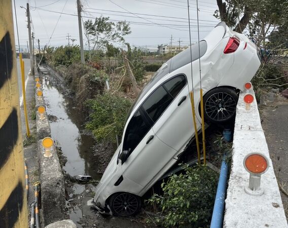 ▲彰化大村鄉有輛BMW轎車栽進水溝引發民眾熱議。（圖／民眾提供）