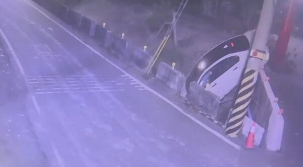 ▲彰化大村鄉有輛BMW轎車栽進水溝引發民眾熱議。（圖／民眾提供）