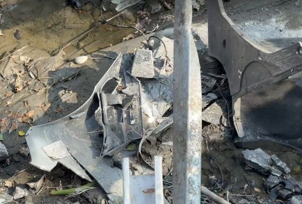 ▲彰化大村鄉有輛BMW轎車栽進水溝引發民眾熱議。（圖／民眾提供）