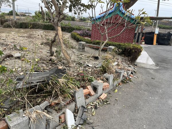 ▲彰化大村鄉有輛BMW轎車栽進水溝引發民眾熱議。（圖／民眾提供）