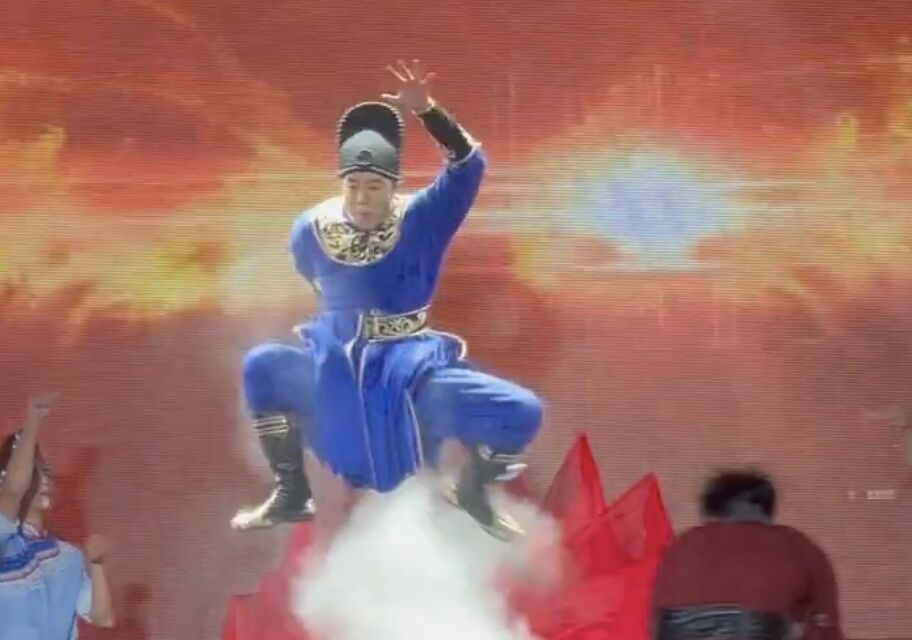 ▲廣州正佳集團CEO謝萌親自登場秀舞。（圖／翻攝微博）