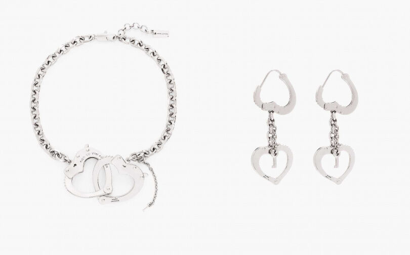 Marc Jacobs愛心項鍊／12,000元，愛心垂墜耳環／4,800元（圖／品牌提供）