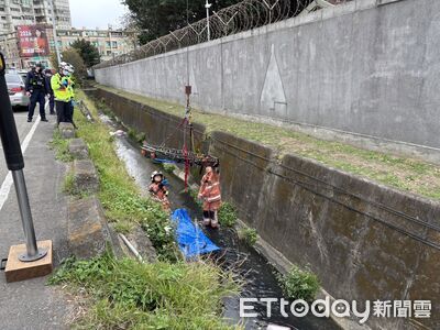 快訊／水深僅10cm！空軍基地旁溝渠詭見男子趴姿陳屍　身份待查