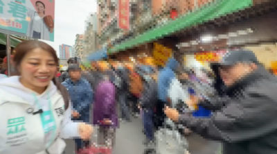 黃國昌金釵「陳怡君」拜票遭鬧場　綠支持者狂嗆：厚臉皮不要臉