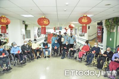 花蓮市公所贈東區老人之家春節禮金　55住民收紅包超開心