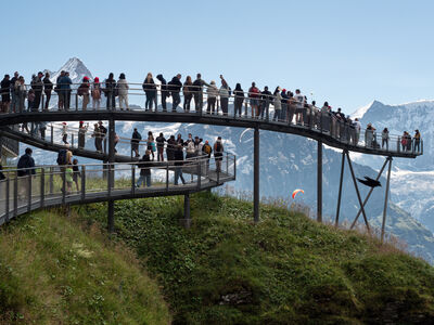 2026春節出國刷哪張？頂級卡隱藏版權益實測：海外醫療險與飯店會籍全攻略