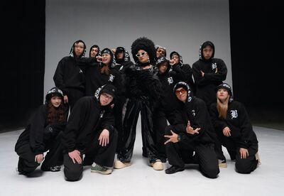 74歲比莉頂3公斤假髮！　被兒嚴厲狂操「唱跳30次」才喊卡