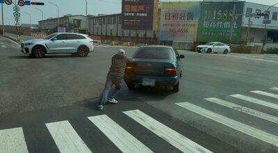 拒絕拖吊又未依規設警示　國8故障車占道警開罰1500至3000元