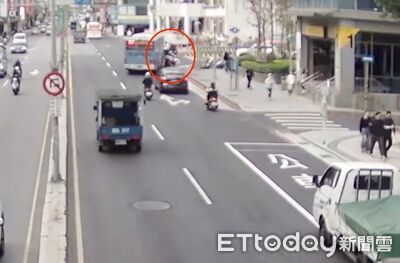 死神擦身畫面曝！公車與機車擦撞...騎士倒地起身喊：不用送醫