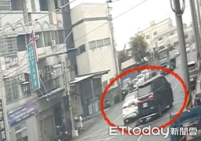 高雄400萬「陸上行宮」追撞！2駕駛受傷　豪車左車頭爛毀