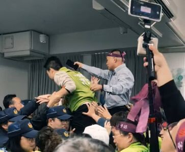 彰化大村15公頃綠地恐淪掩埋場　公聽會議員跳桌抗議！鄉親激憤