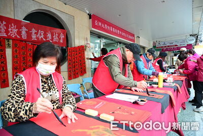 書法名家亞大附屬醫院豐中分院揮毫　民眾排隊領春聯