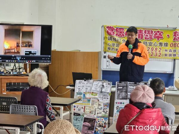 ▲將軍消防分隊前往忠嘉里北嘉活動中心進行防火防災宣導，強化社區長者居家安全觀念。（記者林東良翻攝，下同）