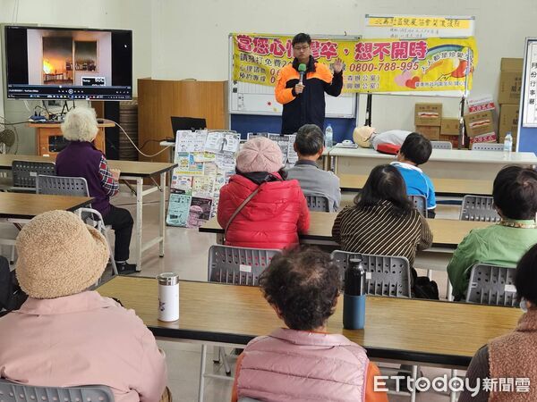 ▲將軍消防分隊前往忠嘉里北嘉活動中心進行防火防災宣導，強化社區長者居家安全觀念。（記者林東良翻攝，下同）