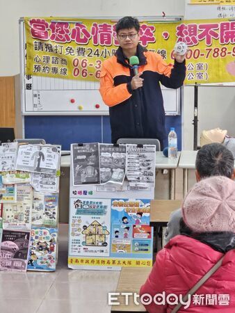▲將軍消防分隊前往忠嘉里北嘉活動中心進行防火防災宣導，強化社區長者居家安全觀念。（記者林東良翻攝，下同）