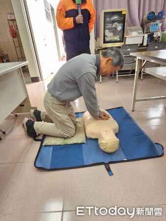 ▲將軍消防分隊前往忠嘉里北嘉活動中心進行防火防災宣導，強化社區長者居家安全觀念。（記者林東良翻攝，下同）