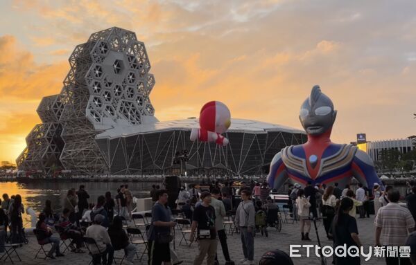 ▲▼Q版超人力霸王下半身洩氣。（圖／翻攝自臉書／高雄美食走跳-刁嘴公主）