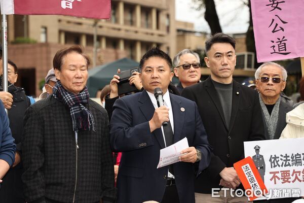 ▲藍委吳宗憲陪同退休警察與消防人員協會總會遞交陳情函。（圖／記者徐文彬攝）