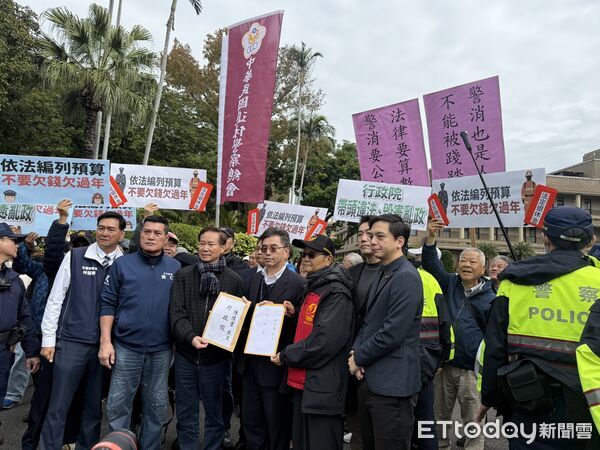 ▲行政院未編退休警消所得替代率差額預算，藍委吳宗憲、牛煦庭、林沛祥、黃仁陪同退休警察與消防人員協會總會遞交陳情函。（圖／記者徐文彬攝）