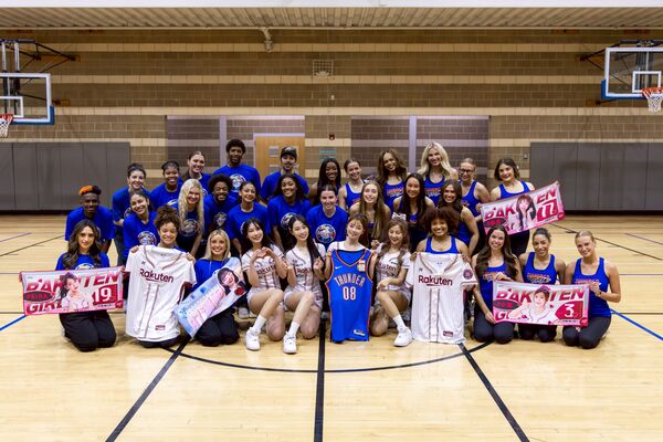 ▲樂天女孩與奧克拉荷馬市長合影。（圖／樂天桃猿）